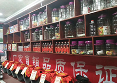 散酒店酒壇擺得巧，客戶跑不了