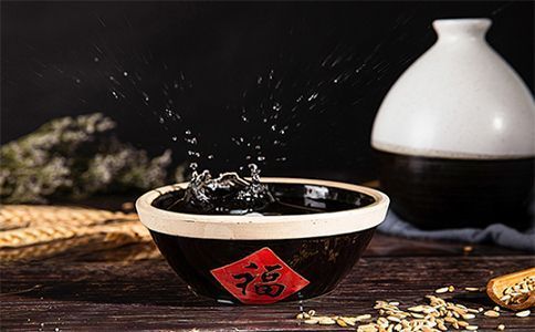 散白酒廠家釀酒用的什么水？加盟散白酒需要多少錢？